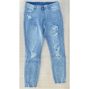 NWOT Women’s Distressed Light Wash Skinny Jeans Size L Ripped Denim Raw Hem